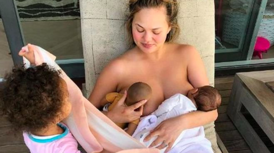 Chrissy Teigen kojí na veřejnosti